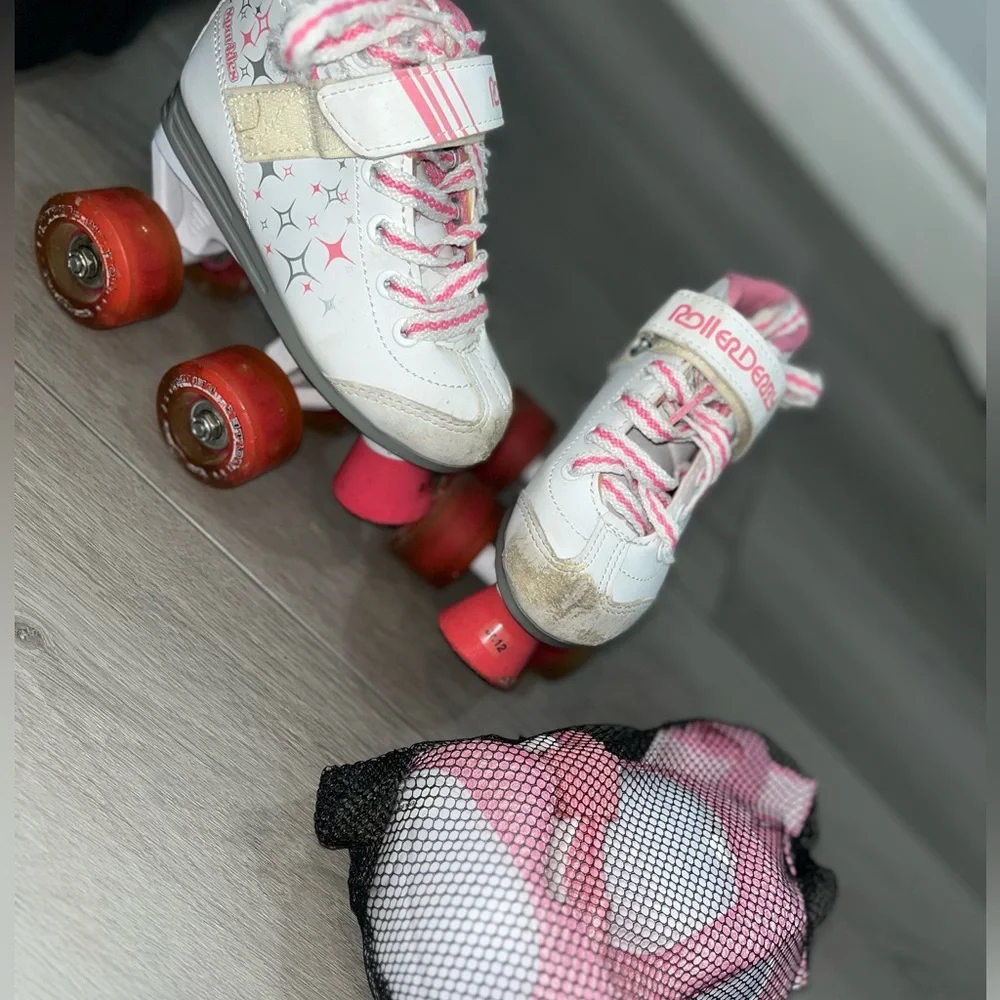 Roller Derby Girl Roller Skates Pink and White - Picture 2 of 7